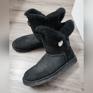 UGG Bailey Button Winter Boots Size 8
